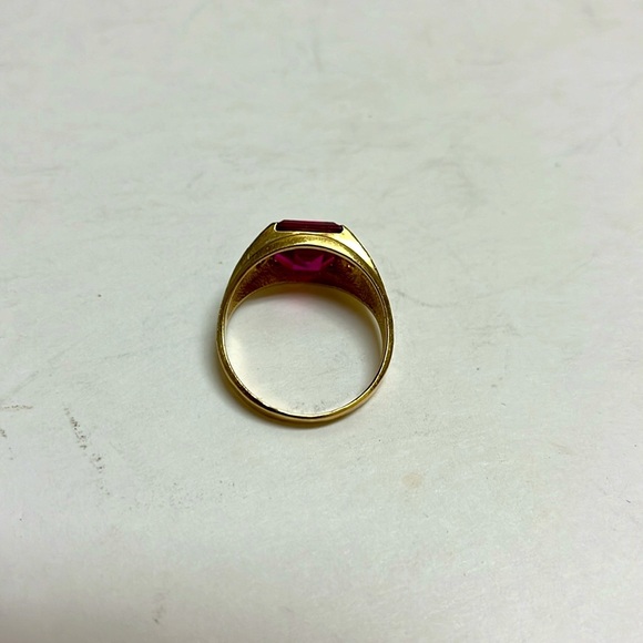 Diamond Arrow Motif Red Stone Half-Bezel Men's Ring - Picture 5 of 9